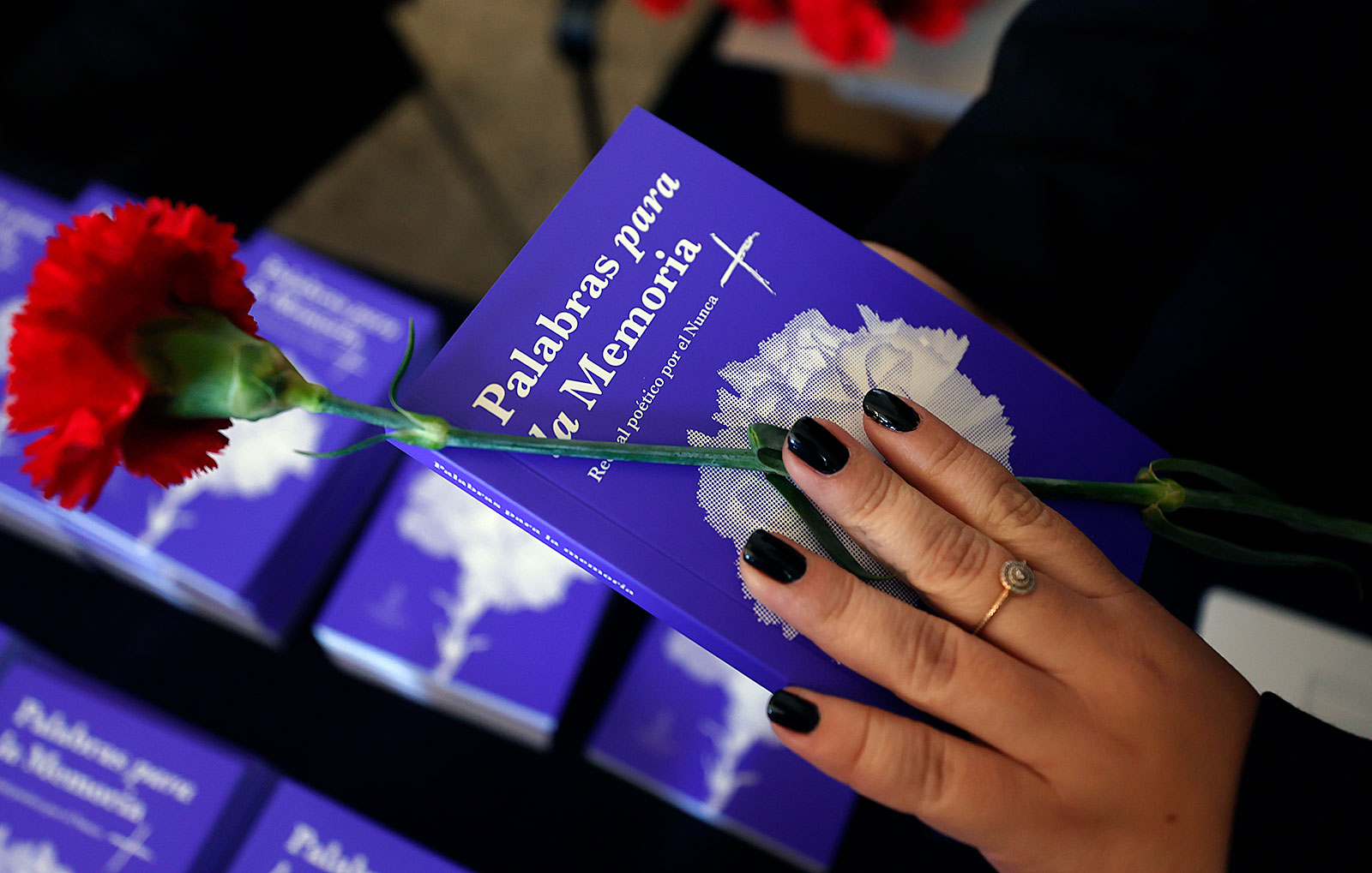 "Buscamos dejar disponible como una experiencia compartida para todas y todos quienes lean este libro”, explicó la vicerrectora Barba respecto al lanzamiento del libro "Palabras para la Memoria". Foto: Alejandra Fuenzalida.