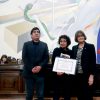 Regina Lazo Dinamarca, recibió el diploma de reconocimiento de título póstumo y simbólico de Claudio Guillermo Silva Peralta. Foto: Alejandra Fuenzalida.