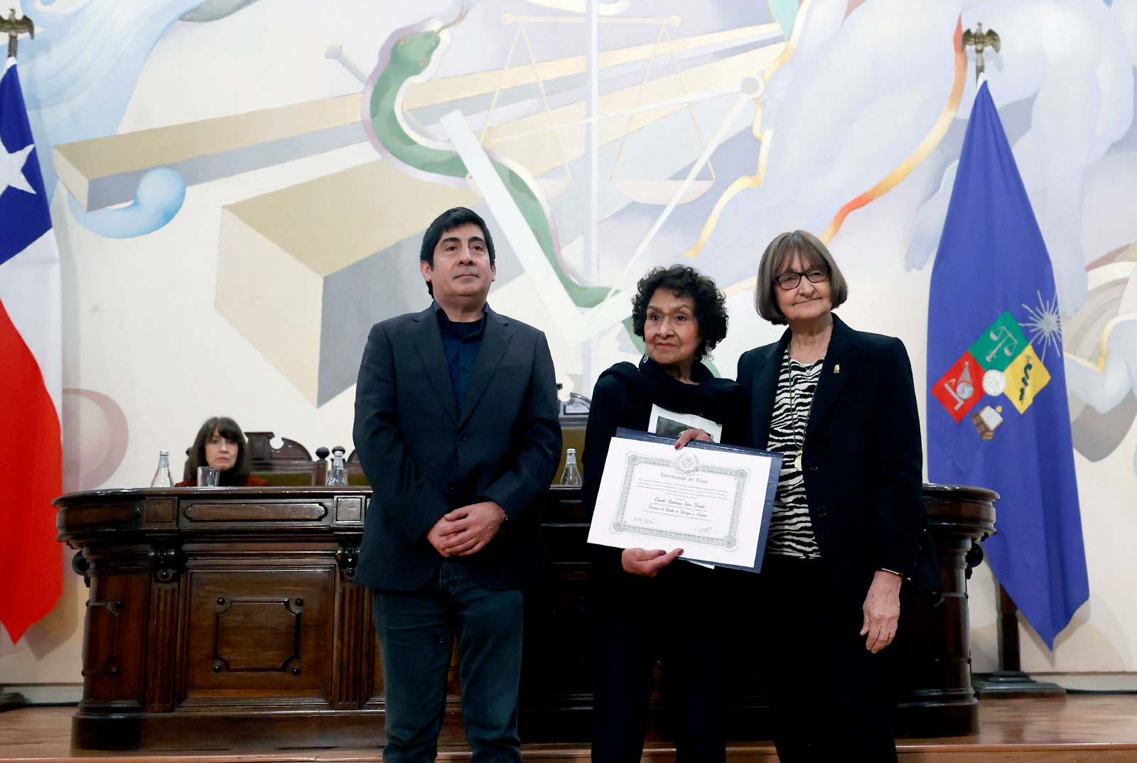 Regina Lazo Dinamarca, recibió el diploma de reconocimiento de título póstumo y simbólico de Claudio Guillermo Silva Peralta. Foto: Alejandra Fuenzalida.