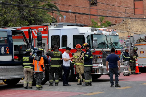 Bomberos a las afueras del Internado Nacional Barros Arana (INBA) tras incendio.