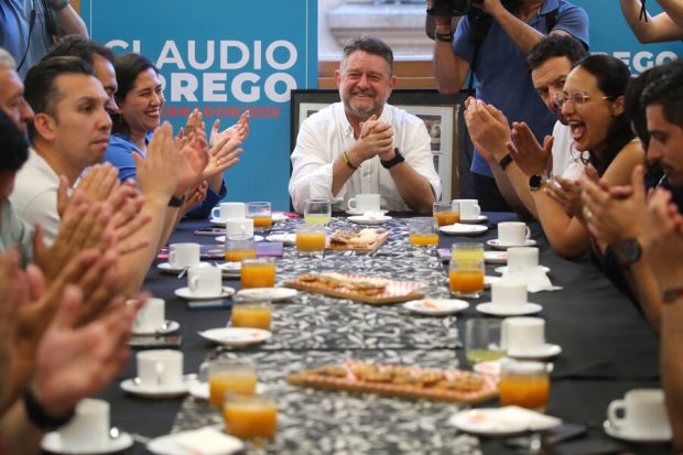 Claudio Orrego en desayuno junto a alcades electos