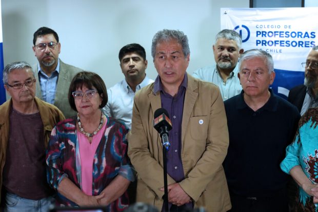 Directorio del Colegio de Profesoras y Profesores, encabezado por su presidente, Mario Aguilar, entregan resultados de la consulta sobre si los docentes afectados por Deuda Histórica estan de acuerdo o no, con la propuesta de reparación del Gobierno