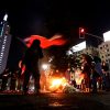 Un grupo de personas protesta en las inmediaciones a la Plaza Italia por la liberación de los presos del estallido social