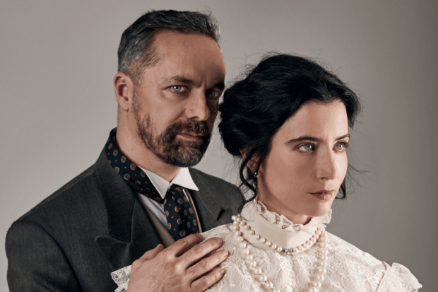 Protagonistas de "La trampa": Lucy Cominetti y César Sepúlveda.