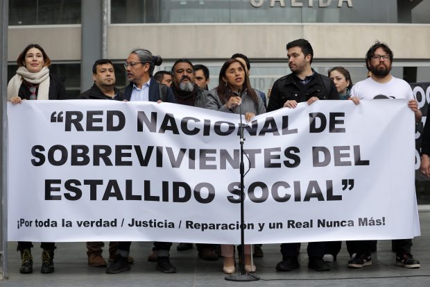 Manifestación de la Red Nacional de Sobrevivientes del Estallido Social, durante la formalización de exgenerales de Carabineros. Foto: Javier Torres/Aton Chile