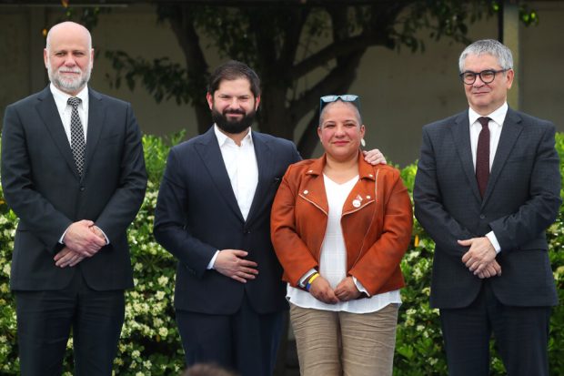 Los ministros Álvaro Elizalde (Segpres) y Mario Marcel (Hacienda) junto al Presidente Gabriel Boric y Bianca, una mujer emprendedora.