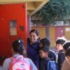 Mujer docente con sus alumnos entrando a la sala