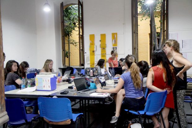 Estudiantes y docentes mujeres en un salón de clases.