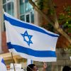 Varias personas con banderas de Israel durante una concentración de la Federación de Comunidades Judías de España (FCJE), frente a la Embajada de Israel, a 20 de mayo de 2021, en Madrid (España). Jesús Hellín / Europa Press