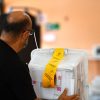 Vocales de mesa realizan el cierre y sellado de las urnas de votación asignada a su respectiva mesa en el Liceo Tecnico Marta Brunet, sector centro, La Serena.
Alejandro Pizarro Ubilla/Aton Chile