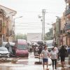 Varias personas observan los estragos ocasionados por la DANA en el barrio de la Torre, a 30 de octubre de 2024, en Valencia, Comunidad Valenciana (España). La Comunitat Valenciana ha registrado la gota fría "más adversa" del siglo en la región. La Generalitat ha activado el procedimiento de múltiples víctimas por "prevención de lo que pueda venir", después de que el primer balance apunte a 51 víctimas mortales como consecuencia del temporal. En estos momentos, todavía hay personas esperando a ser rescatadas y puntos sin cobertura de telefonía y sin luz.
Jorge Gil / Europa Press