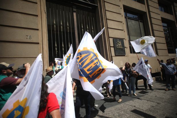 ANEF protesta en las afueras de la Contraloría General de la Republica.