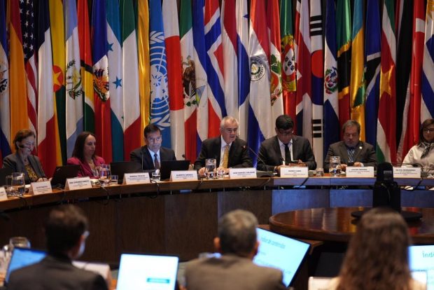 Secretario ejecutivo de la CEPAL, José Manuel Salazar, encabeza conferencia de prensa híbrida de lanzamiento del informe anual Panorama Social 2024.