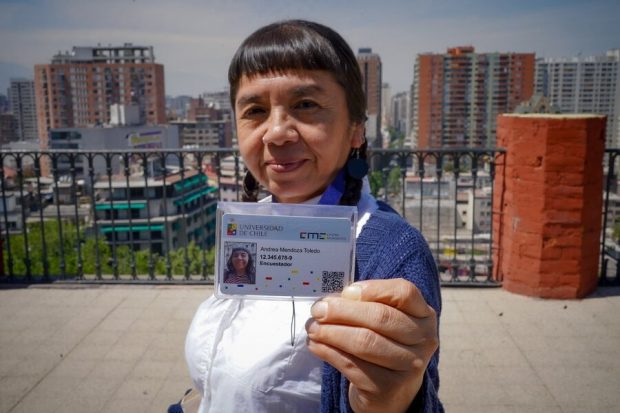 Carnet de la encuestadora Andrea Mendoza.