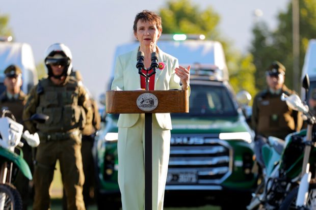 La ministra del Interior Carolina Tohá, durante la segunda entrega de nuevos vehículos policiales en el marco del Plan Nacional contra el Crimen Organizado.