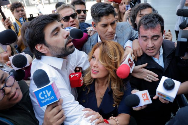 La ex alcaldesa de Maipú, Cathy Barriga, llega a la audiencia de revisión de medidas cautelares, junto a su esposo Joaquín Lavín. 