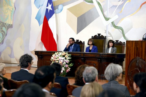 Ministro de Educación, Nicolás Cataldo; Rectora de la Universidad de Chile, Rosa Devés; y la prorectora de la Casa de Bello, Alejandra Mizala.