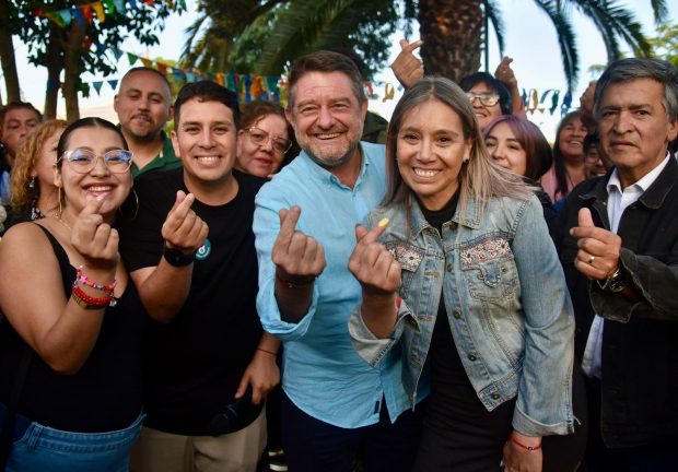 Claudio Orrego, junto al alcalde electo de Puente Alto, Matías Toledo, y adherentes de Orrego en la comuna.