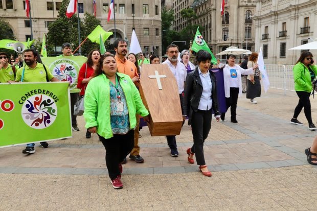 Colegio Médico se manifiesta en la Plaza de la Constitución.