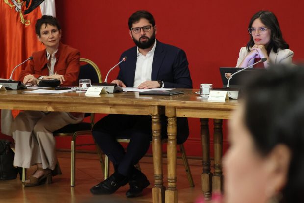 El Presidente Gabriel Boric en el Consejo de Gabinete de noviembre junto a las ministras Carolina Tohá y Camila Vallejo.