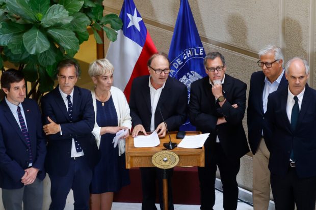 El diputado Guillermo Ramírez y los senadores Luciano Cruz Coke, Luz Ebensperger, Alfonso de Urresti, Ricardo Lagos y Rodrigo Galilea, presentan proyecto de reforma constitucional que introduce modificaciones al sistema político y electoral.