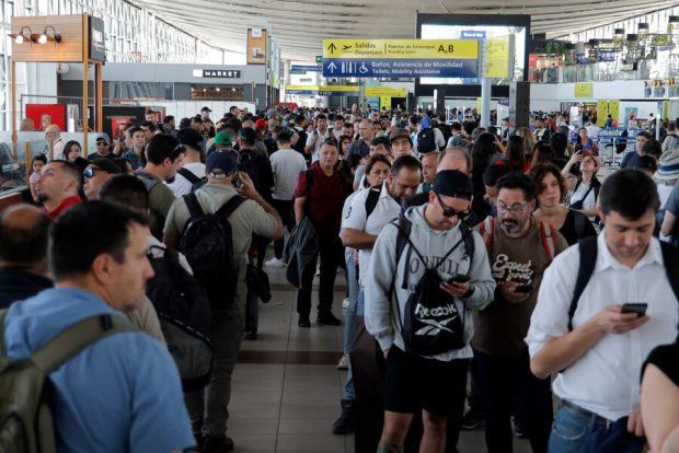 Largas filas de pasajeros en el aeropuerto