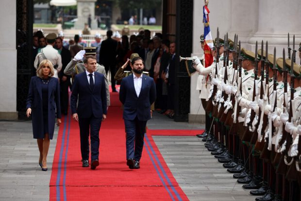 El Presidente de la Republica Gabriel Boric recibe a su par de Francia, Emmanuel Macron, a la primera dama de Francia, Brigitte Macron, y a su comitiva oficial en el Palacio de La Moneda. Dragomir Yankovic/Aton Chile