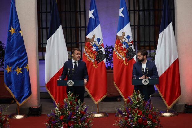 El Presidente Gabriel Boric y su par de Francia, Emmanuel Macron, realizan una declaración conjunta en el Palacio de La Moneda durante la visita oficial del mandatario francés a nuestro país.