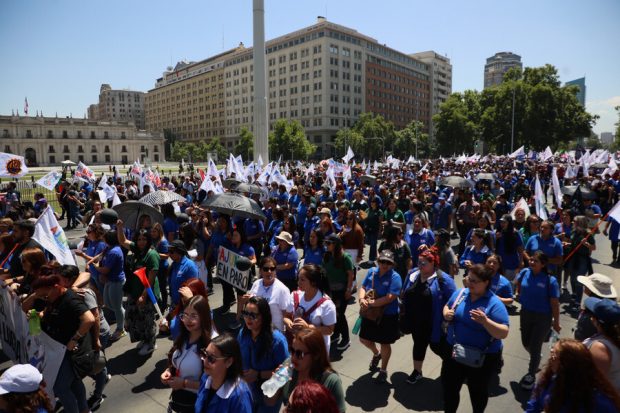 Marcha de funcionarios del sector público en las afueras de La Moneda