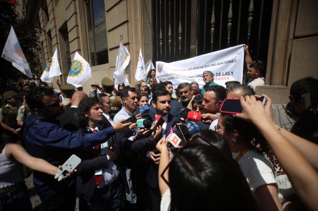 Ministro de Justicia, Jaime Gajardo, en medio de protesta de la ANEF frente a la Contraloría General de la República.