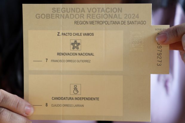 Papeleta de la segunda vuelta de gobernadores de la Región Metropolitana. Francisco Orrego en la parte superior y Claudio Orrego en la inferior.