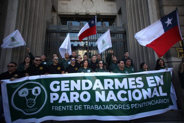 Funcionarios de Gendarmería se manifiestan en el frotis del Ministerio de Justicia. 