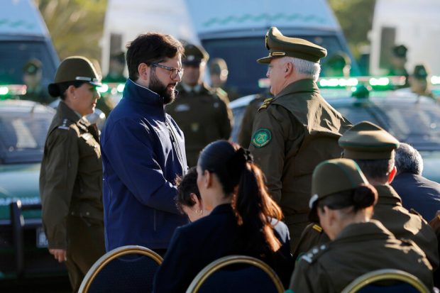 Presidente Gabriel Boric y el general director de Carabineros, Marcelo Araya, encabezan la segunda entrega de nuevos vehículos policiales en el marco del Plan Nacional contra el Crimen Organizado. 