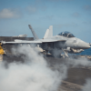 Un cazabombarderos F-18 en la pista del portaaviones 'USS Theodor Roosevelt' DEPARTAMENTO DE DEFENSA DE ESTADOS UNIDOS (Foto de ARCHIVO, Aton)