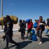 Crisis migratoria; migrantes aún se encuentran varados en frontera Chile Perú, 15 días ya llevan cientos de migrantes que intentan cruzar hacia Perú.Hoy la policía nacional del Perú, autorizó algunas familias a cruzar la frontera. Fotos Patricio Banda/AtonChile