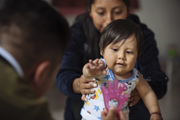 Bebe con sus padres