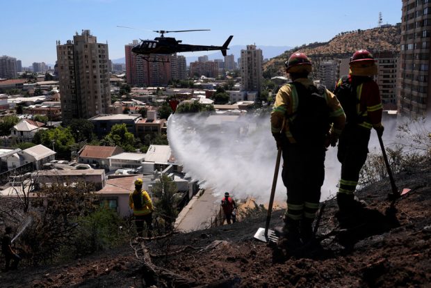 Bomberos y equipos de emergencia combaten incendio forestal en una ladera del Cerro San Cristobal. Javier Torres/Aton Chile