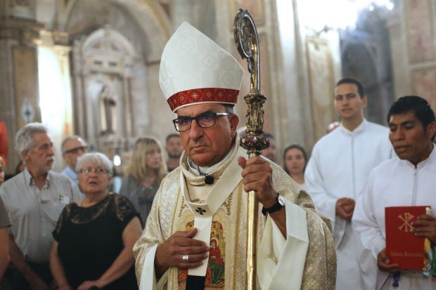 El cardenal Fernando Chomali preside la misa de navidad en la Catedral de Santiago.