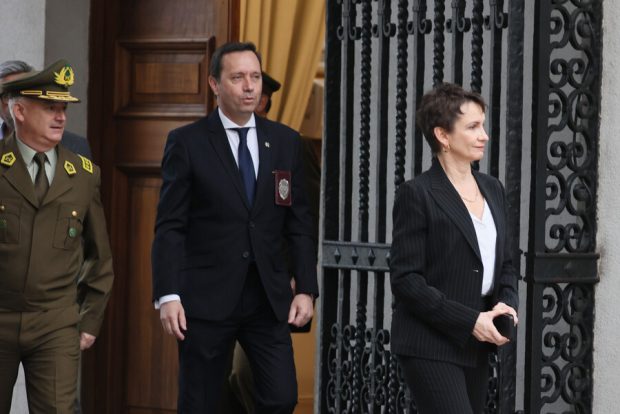 La ministra del Interior, Carolina Tohá, realiza punto de prensa luego de una reunión con el general director de Carabineros, Marcelo Araya, y el director general de la PDI, Eduardo Cerna, para abordar la tarea de implementación del nuevo Ministerio de Seguridad Pública. Foto: Agencia Aton