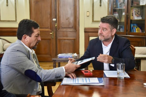 Gobernador reelecto de la Región Metropolitana, Claudio Orrego, se reúne con el nuevo alcalde de Macul, Eduardo Espinoza.