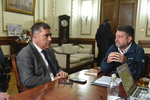 Gobernador reelecto de la Región Metropolitana, Claudio Orrego, se reúne con el nuevo alcalde de Santiago, Mario Desbordes.