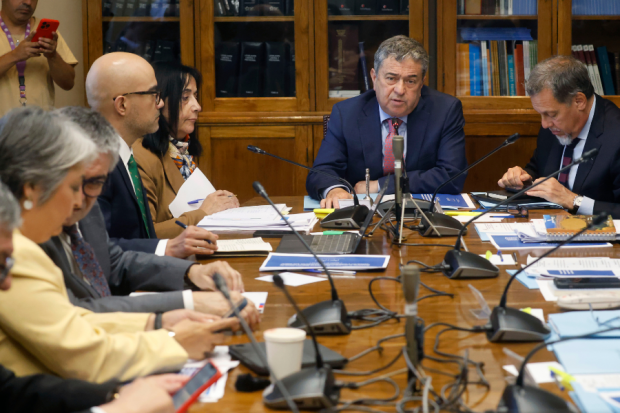 Comisión de Trabajo del Senado, encabezada por el senador Juan Antonio Coloma (UDI).