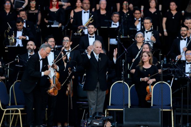 Director titular de la Orquesta Sinfónica Nacional de Chile, Rodolfo Saglimbeni, en Oda a la Fraternidad. Foto: Agencia Aton