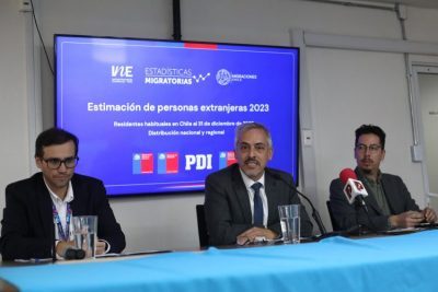 Santiago 30 de diciembre 2024. El Director del Servicio Nacional de Migraciones, Luis Eduardo Thayer, junto al subdirector tecnico del Instituto Nacional de Estadisticas, Leonardo Gonzalez, presentan los resultados del estudio anual “Estimación de personas extranjeras residentes habituales en Chile 2023”. Javier Salvo/Aton Chile