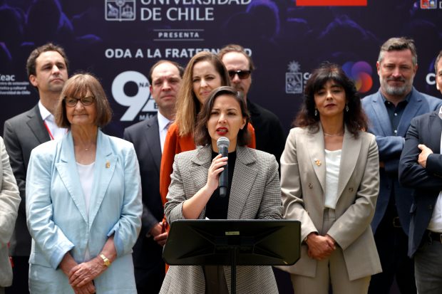 La ministra de las Culturas, Carolina Arredondo, durante el lanzamiento de "Oda a la fraternidad".