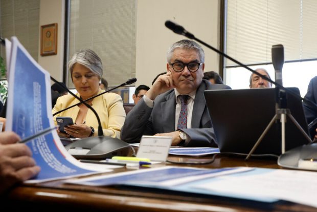 La ministra de Trabajo, Jeannette Jara, y el ministro de Hacienda, Mario Marcel, durante la Comisión de Trabajo del Senado. 