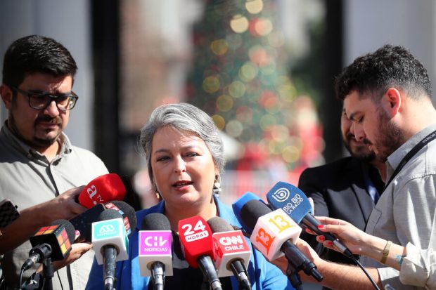 La ministra del Trabajo, Jeannette Jara, realiza punto de prensa en el patio de los naranjos en el Palacio de la Moneda.