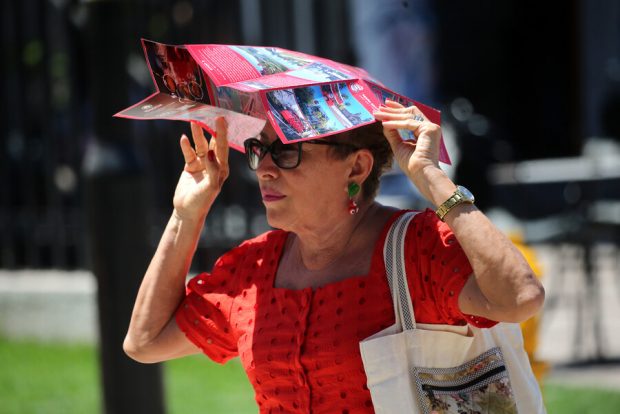 Mujer se cubre del sol durante ola de calor