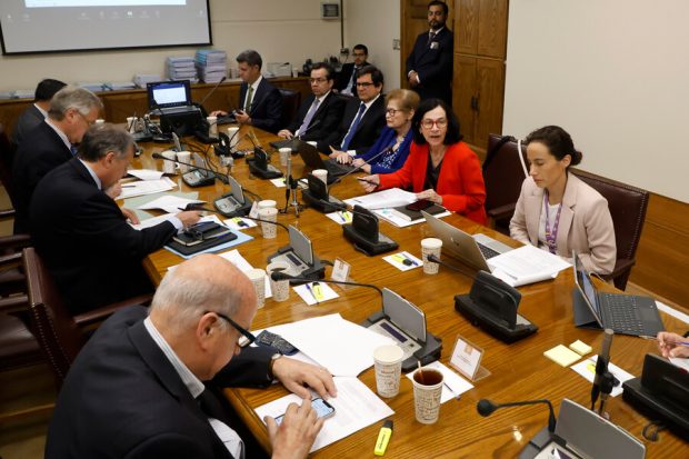 Rosanna Costa en la Comisión de Hacienda del Senado.