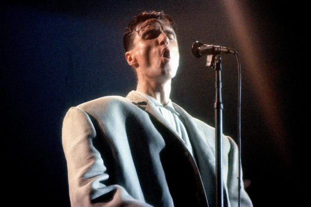 Frame de "Stop Making Sense", icónico recital de Talking Heads.